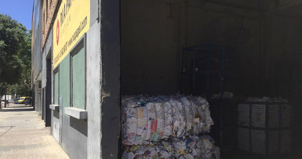 La nave de Rua Papel a escasos metros de la de chatarra, en la calle Àlaba / CG