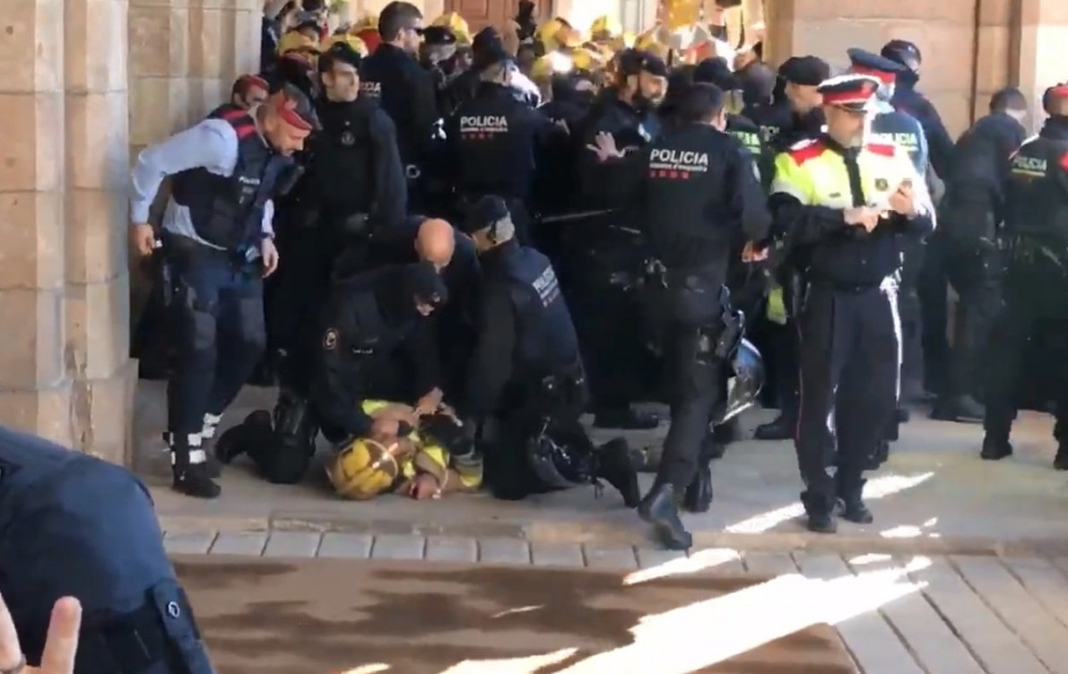 huelga medicos bomberos carga mossos