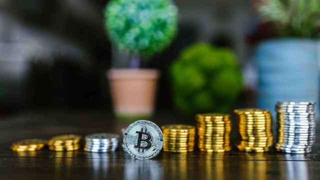 Representación de Bitcoin y montones de monedas / PEXELS