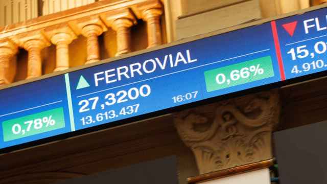 Paneles de la Bolsa de Madrid que reflejan la cotización de Ferrovial / EP