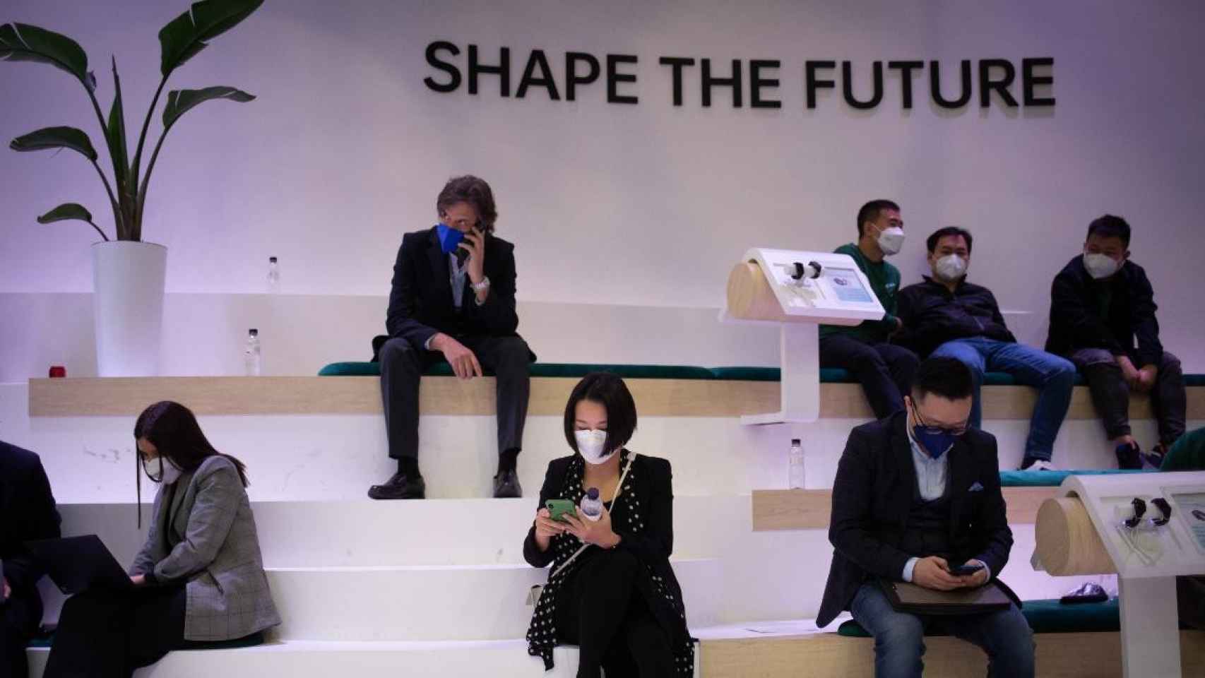 Varias personas en el Mobile World Congress (MWC) de 2022 / EP