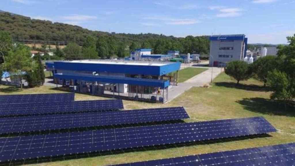 Instalación de placas fotovoltaicas de Almirall en Sant Celoni (Barcelona) / CEDIDA