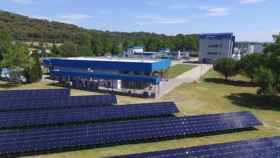 Instalación de placas fotovoltaicas de Almirall en Sant Celoni (Barcelona) / CEDIDA