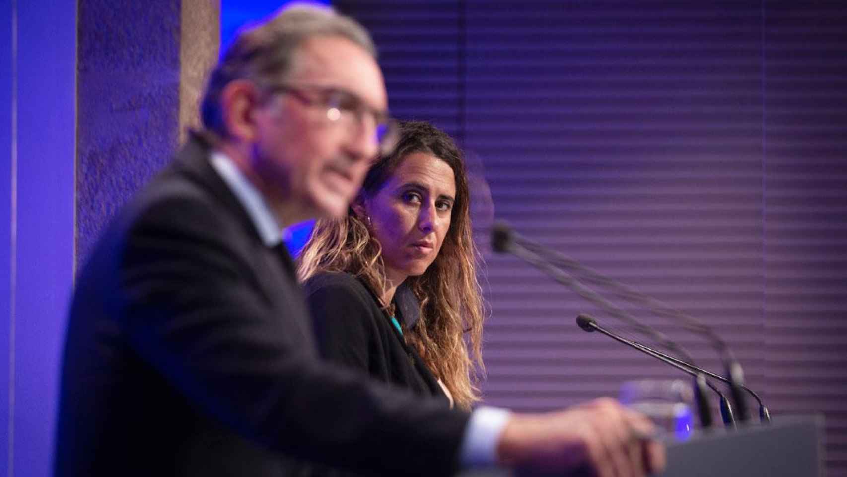 La portavoz del Govern, Patrícia Plaja, mira a Jaume Giró durante una comparecencia del 'conseller' de Economía / EP