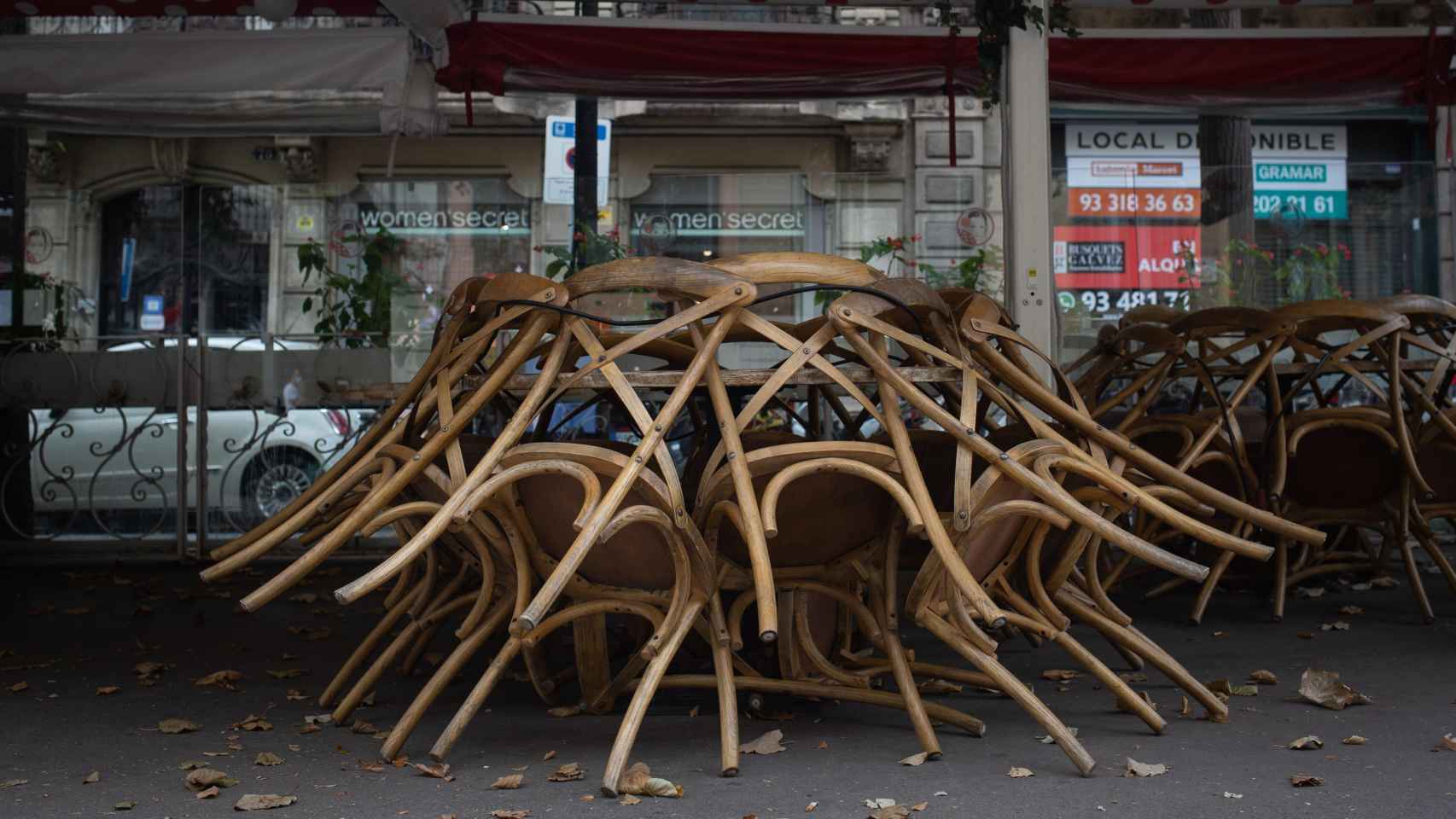 Imagen de la terraza cerrada de un bar de Barcelona por las restricciones / EUROPA PRESS