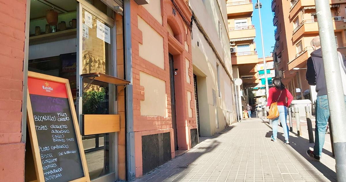 Imagen de un bar-restaurante con la puerta bloqueada tras el 'cerrojazo' al sector, que costará 40.000 euros por cada negocio / CG