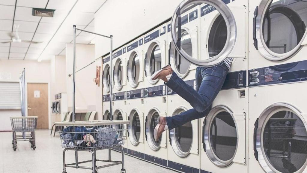 Un cliente en una de las lavanderías de Barcelona / PIXABAY