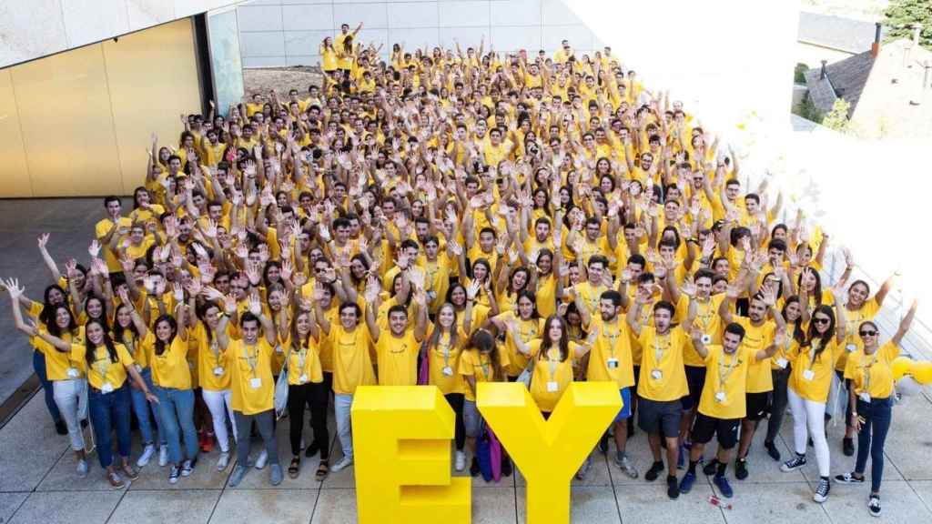 Trabajadores de EY en la puerta de las oficinas / EP