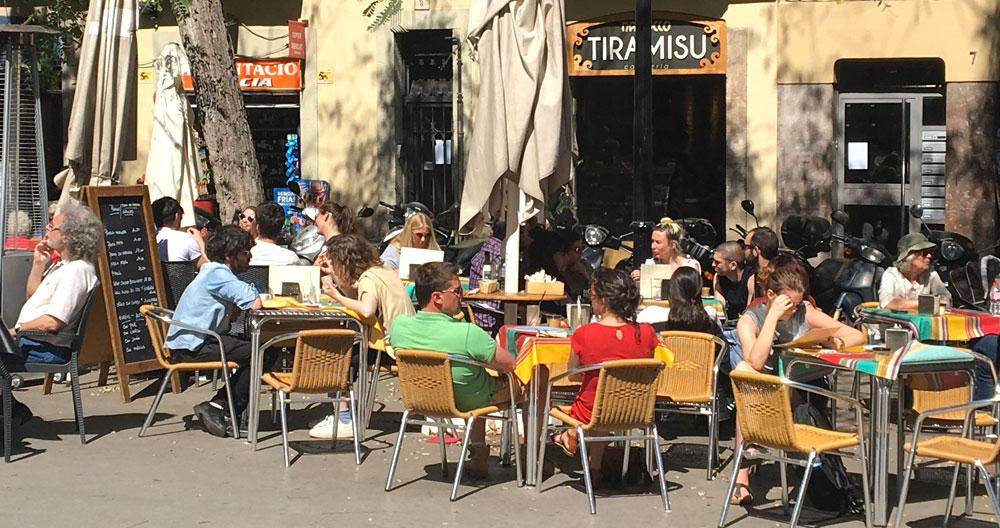 Imagen de una terraza en Barcelona, una de las pocas actividades que se mantienen en positivo en el índice de confianza empresarial en Cataluña / MA