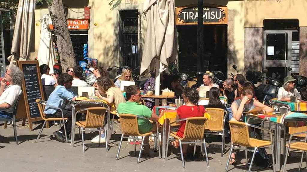 Imagen de una terraza en Barcelona, una de las pocas actividades que se mantienen en positivo en el índice de confianza empresarial en Cataluña / MA