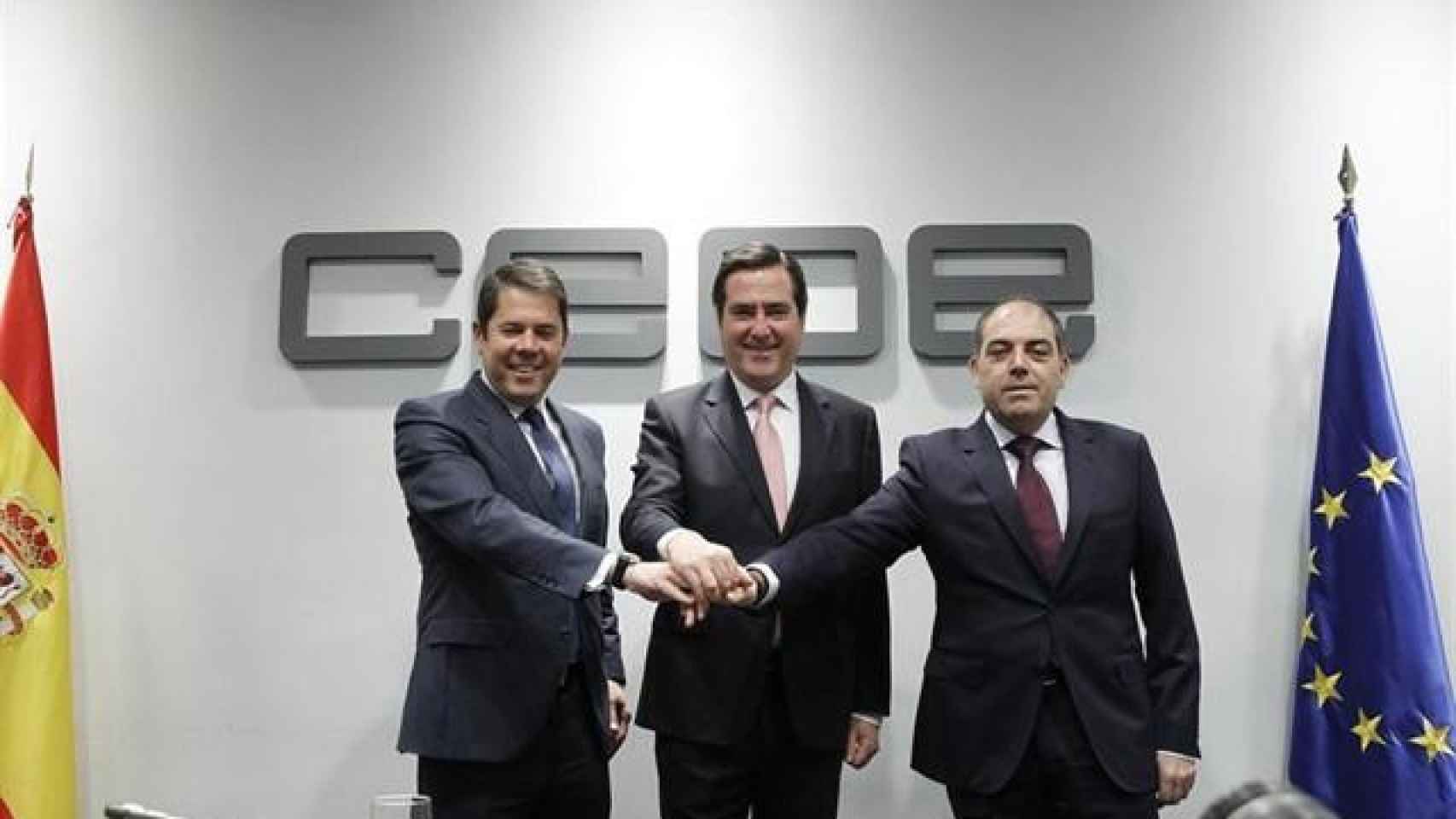 De izquierda a derecha, los presidentes de Cepyme, CEOE y ATA, Gerardo Cueva, Antonio Garamendi y Lorenzo Amor, respectivamente