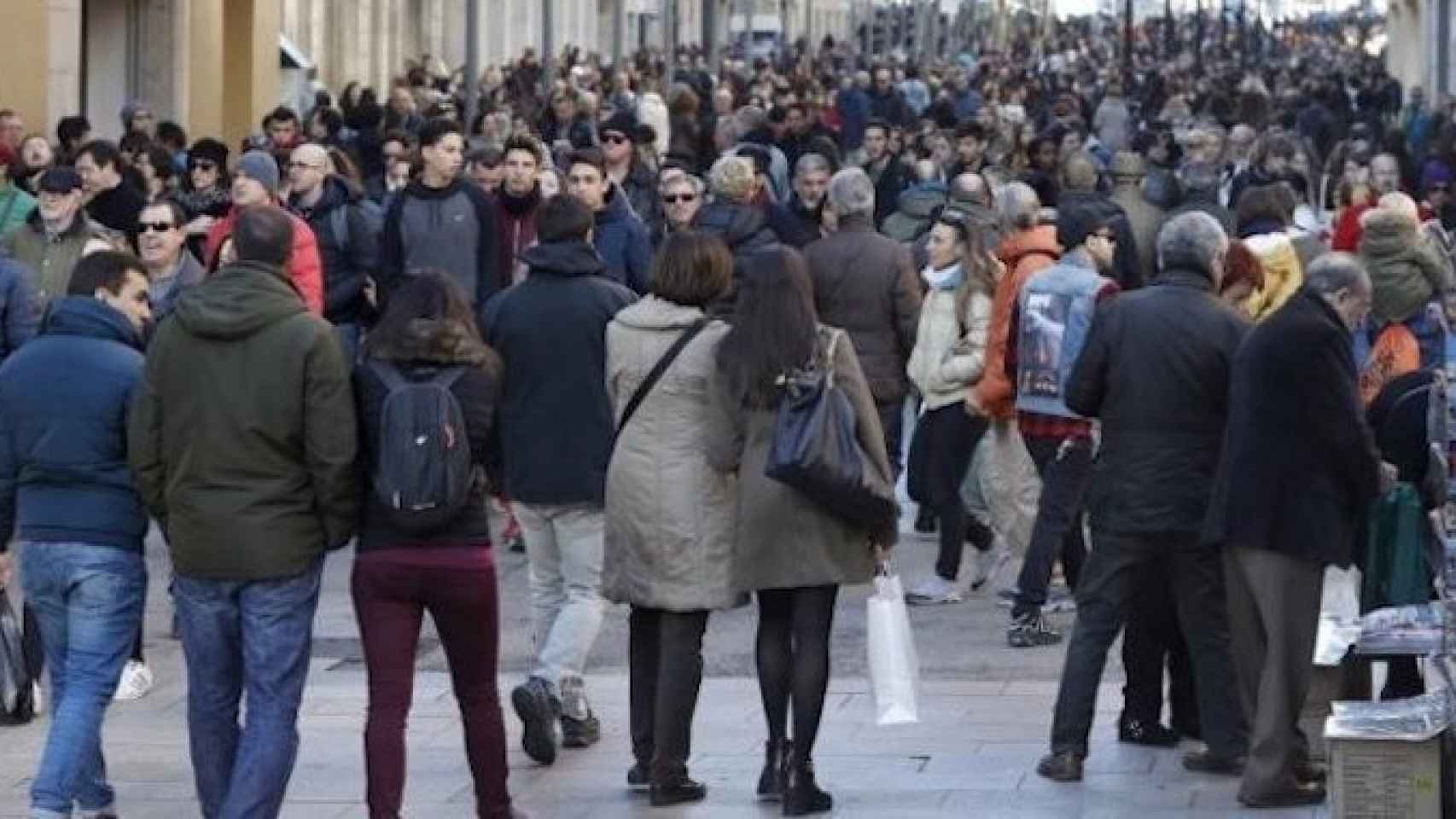 Miles de personas pasean y hacen sus compras navideñas / EFE