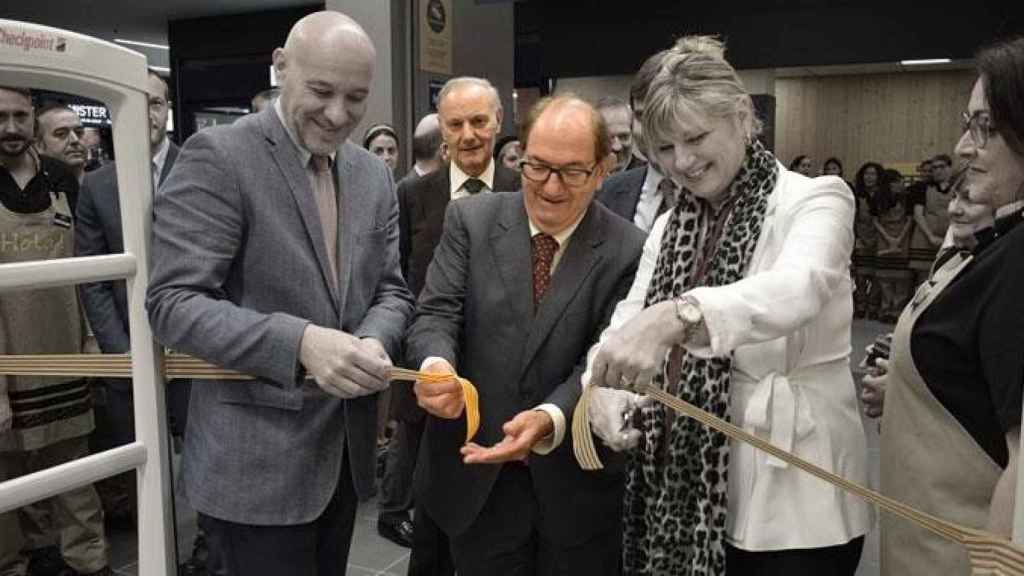 Joan Font (delante), el presidente del grupo Bon Preu inaugura un establecimiento en Tarragona junto a su hermano Josep Font (detrás), el vicepresidente de la compañía / CG