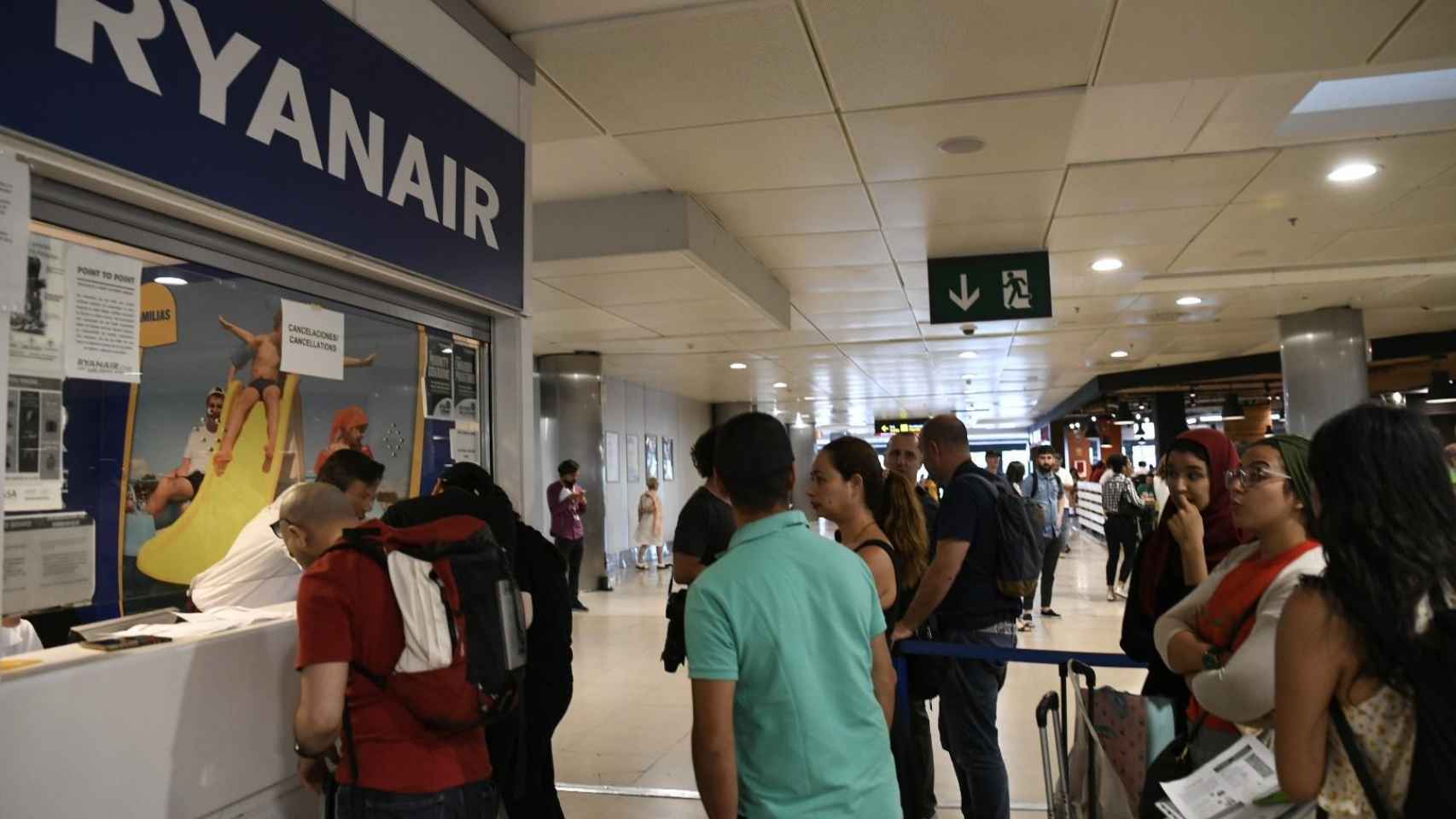 Pasajeros en la ventanilla de Ryanair de un aeropuerto