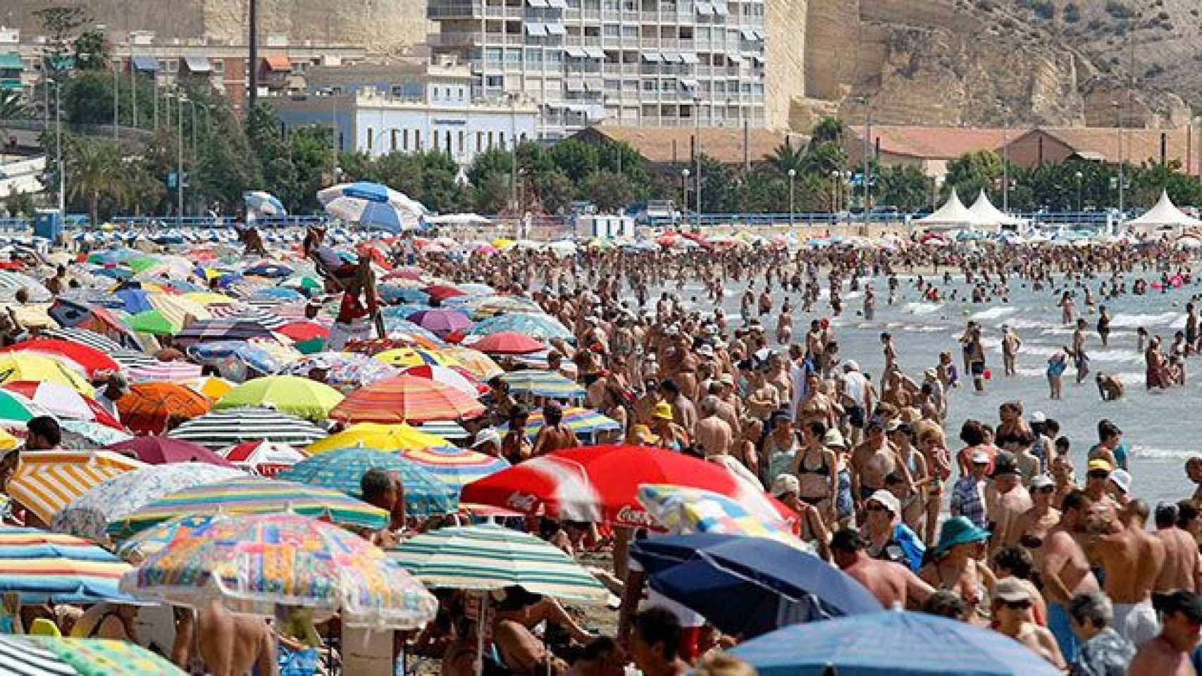 Una playa abarrotada de turistas en una imagen de archivo / EFE