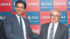 El presidente de Lumax, Deepack Jain, firma la alianza con Francisco Marro, presidente de FAE / Lumax