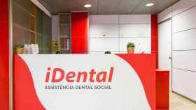 Entrada a un centro de iDental / IDENTAL