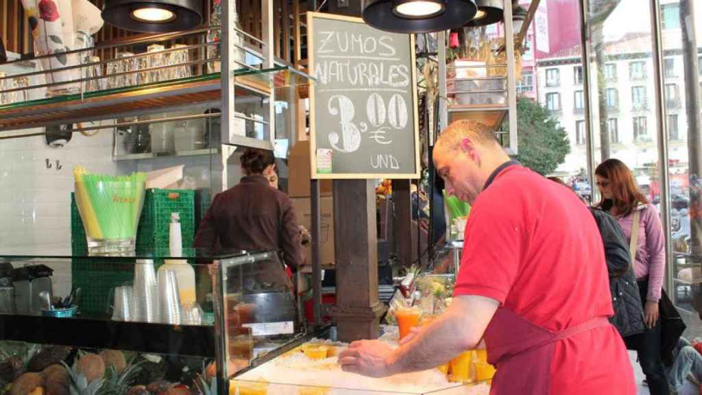 El precio de los alimentos y los carburantes (en la imagen, el Mercado de San Miguel de Madrid) han atemperado el IPC.