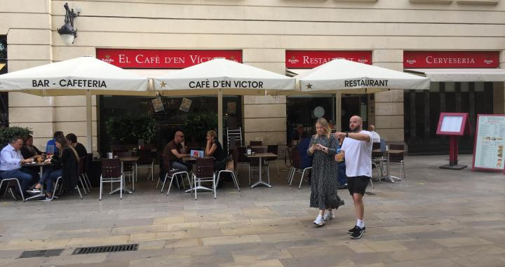 Turistas en una terraza del centro de Barcelona durante la huelga independentista / CG