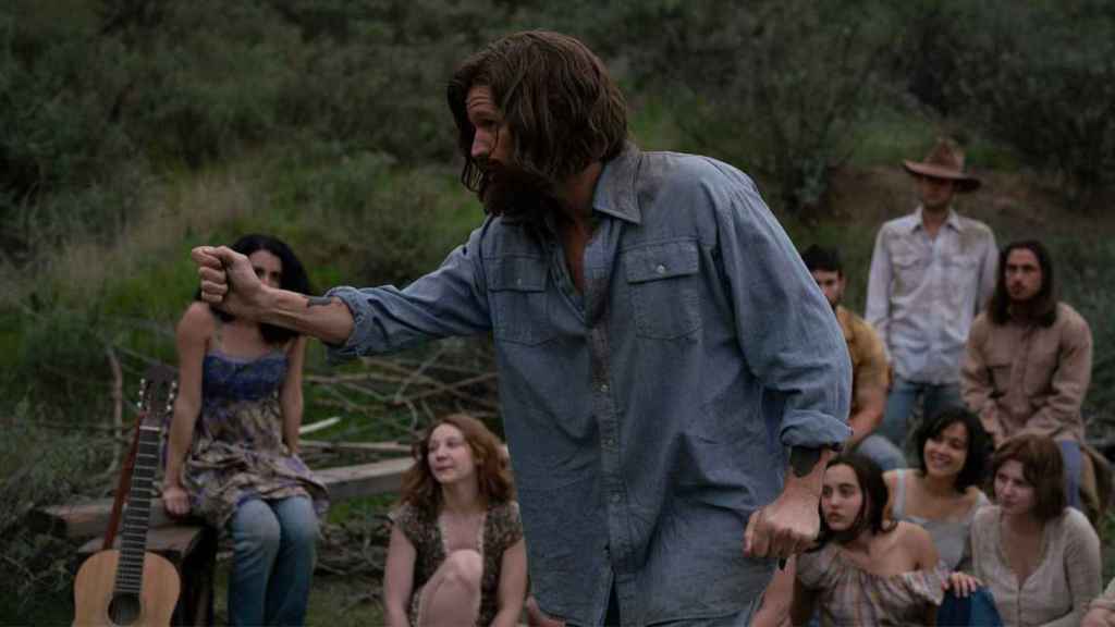 Una imagen de la película 'Las chicas de Manson', con Matt Smith en la interpretación de Charles Manson / MOVISTAR