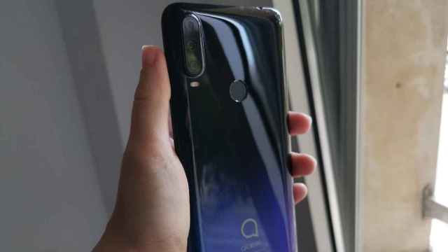 La parte trasera del móvil Alcatel 3L 2020 / CG