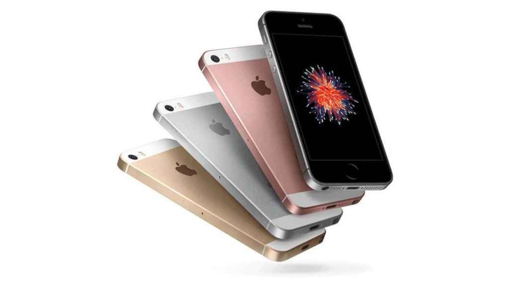 Una foto del primer modelo del iPhone SE de Apple / APPLE