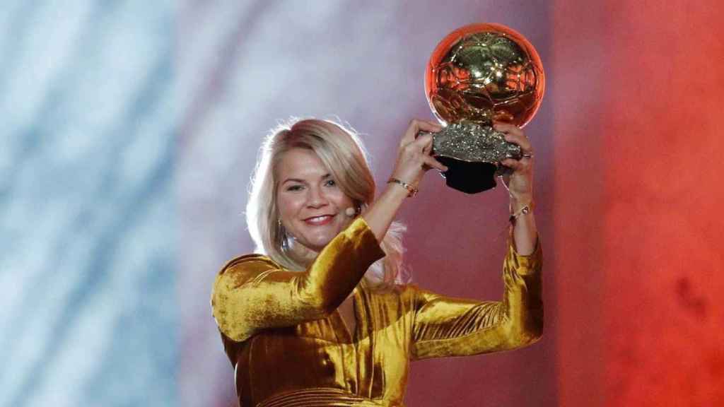 Ada Hegerberg recogiendo su premio en la gala del Balón de Oro / EFE