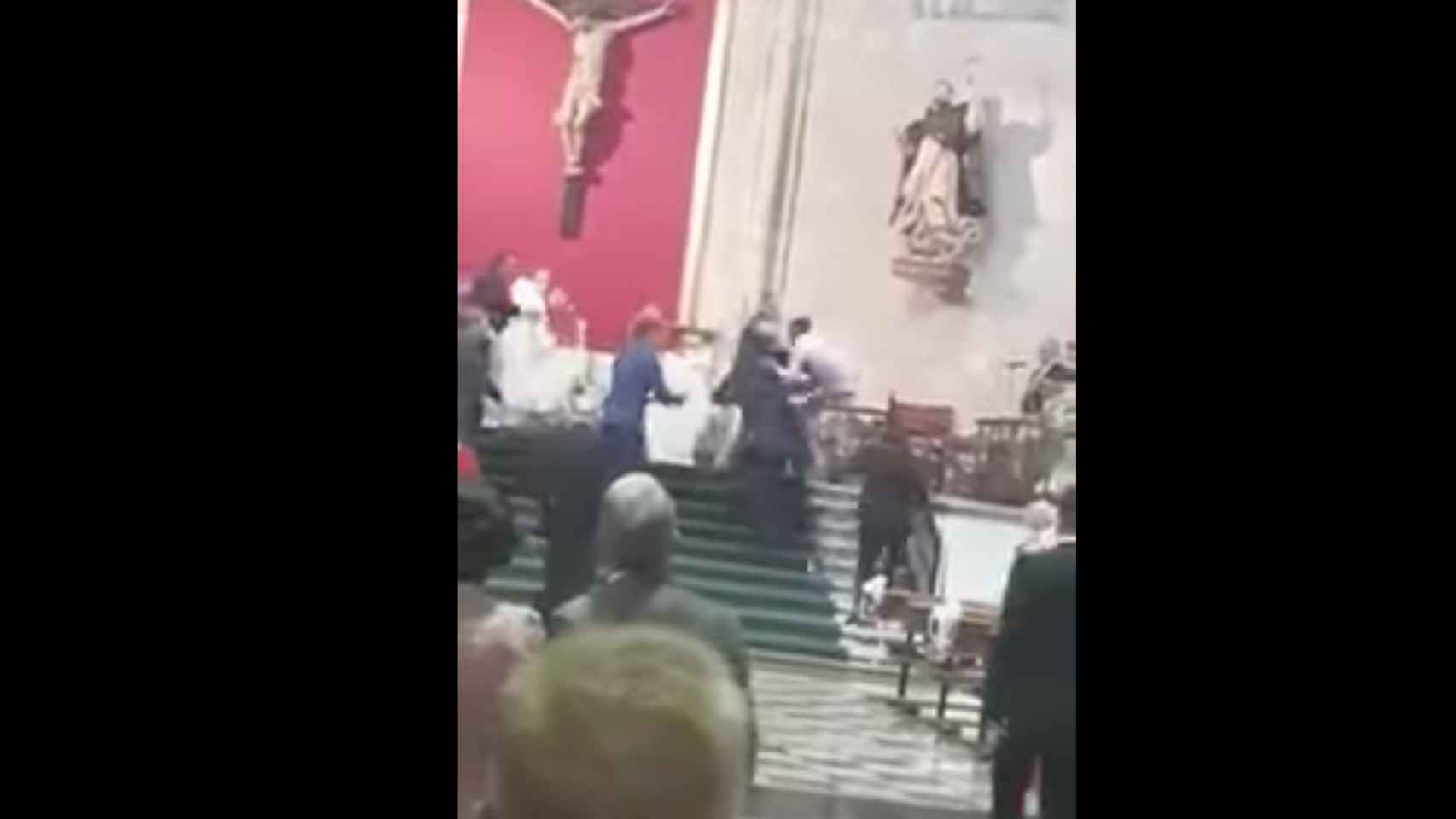 El joven fue reducido tras entrar en la iglesia