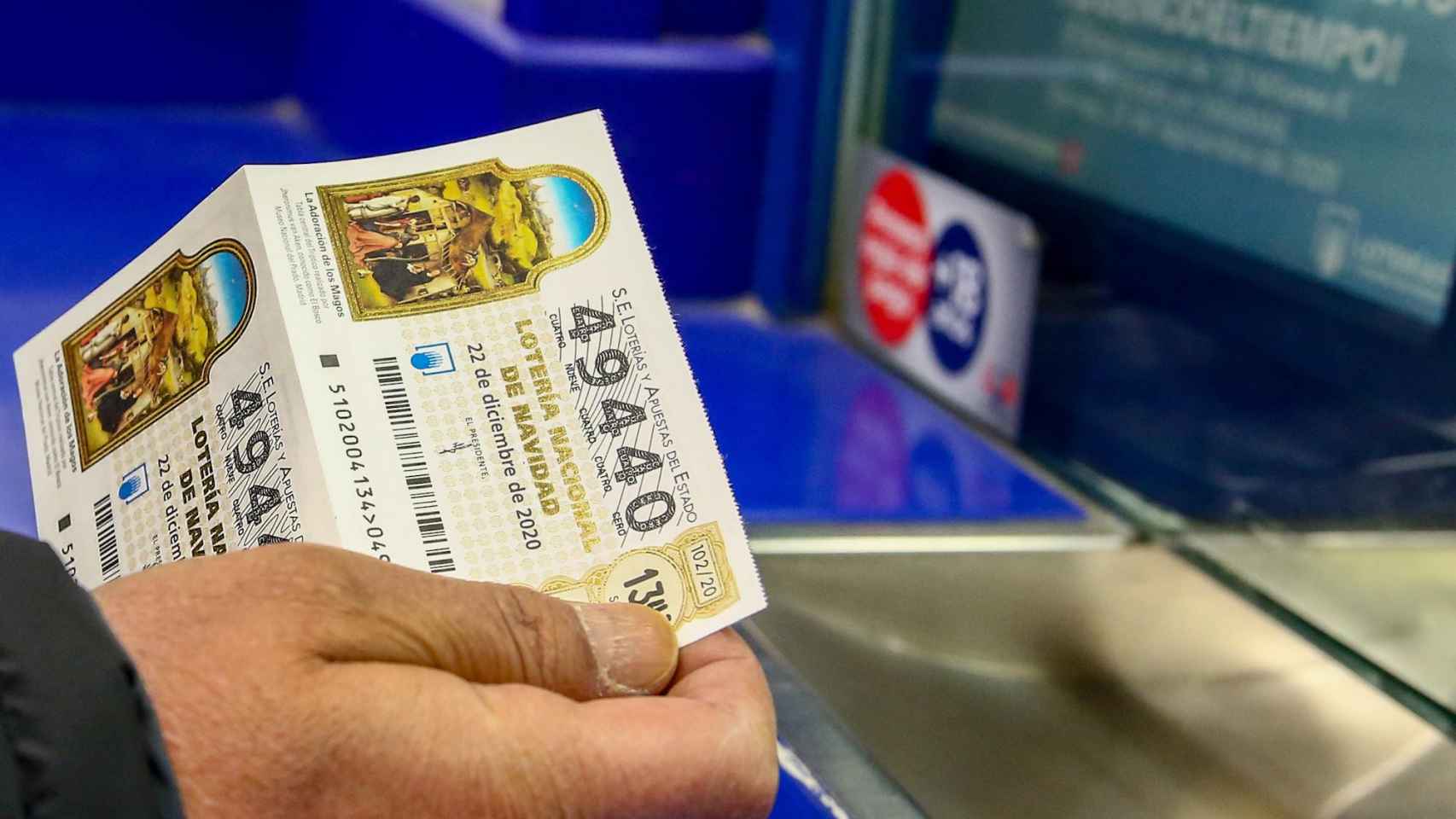 Un hombre compra un décimo del sorteo de la Lotería de Navidad 2020 / EP