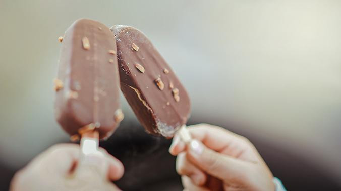 Una pareja brindando con helados / PEXELS