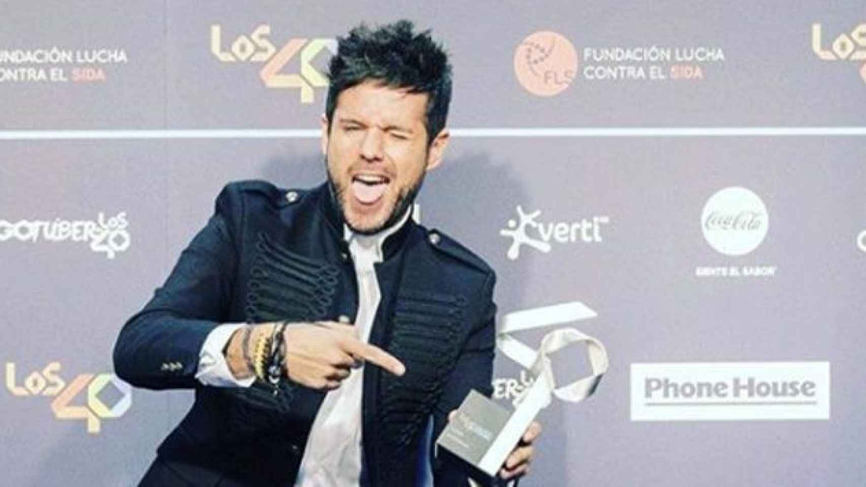 El cantante Pablo López recoge un premio de 'los 40' / CD