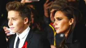 Brooklyn Beckham (i) junto a su madre, la diseñadora y cantante Victoria Beckham en una imagen de archivo / EFE