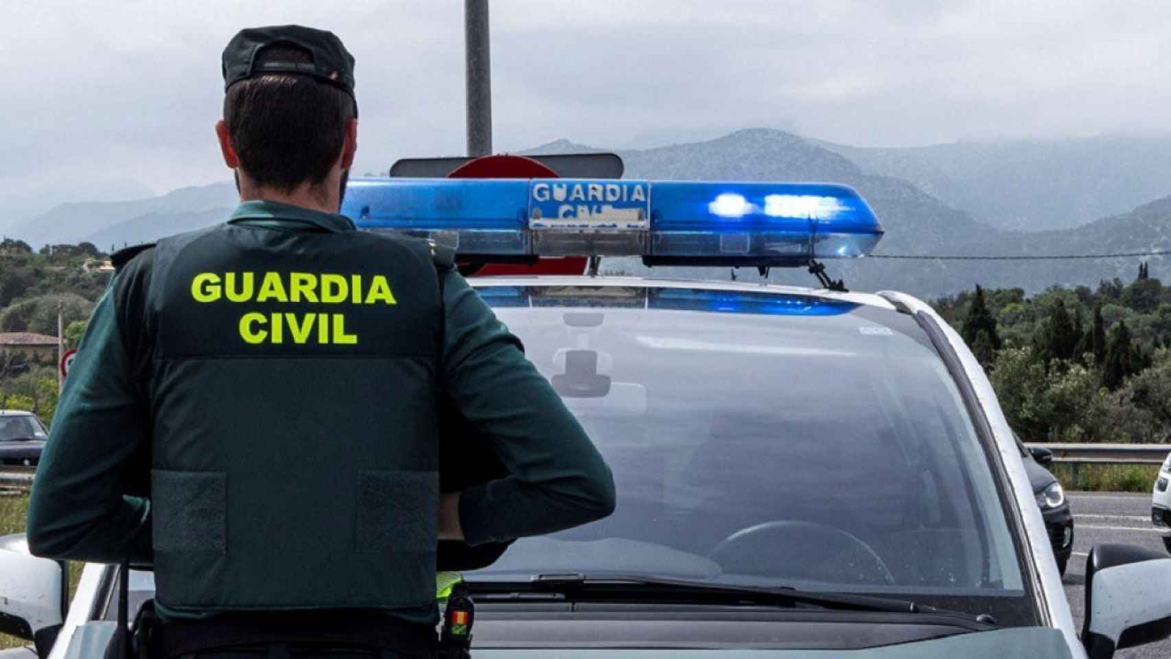 Un agente de la Guardia Civil frente a su vehículo / EFE