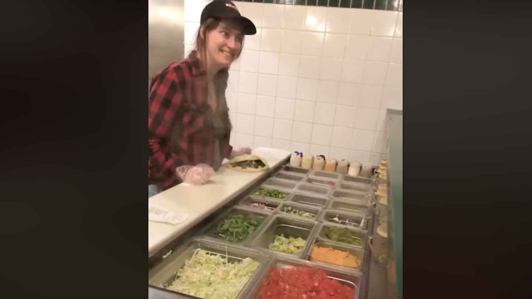 La joven antes de escupir en la comida de un cliente