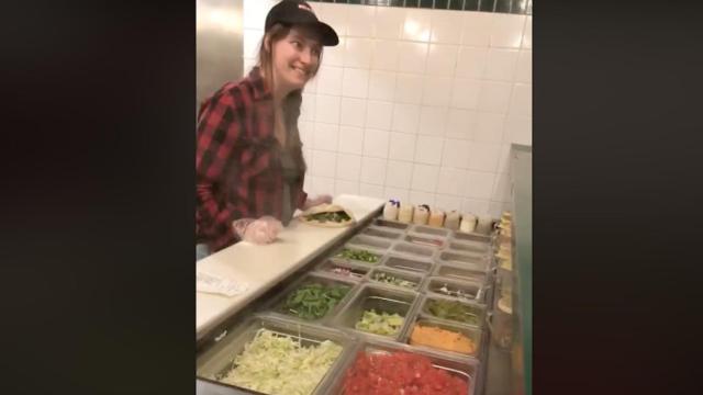 La joven antes de escupir en la comida de un cliente