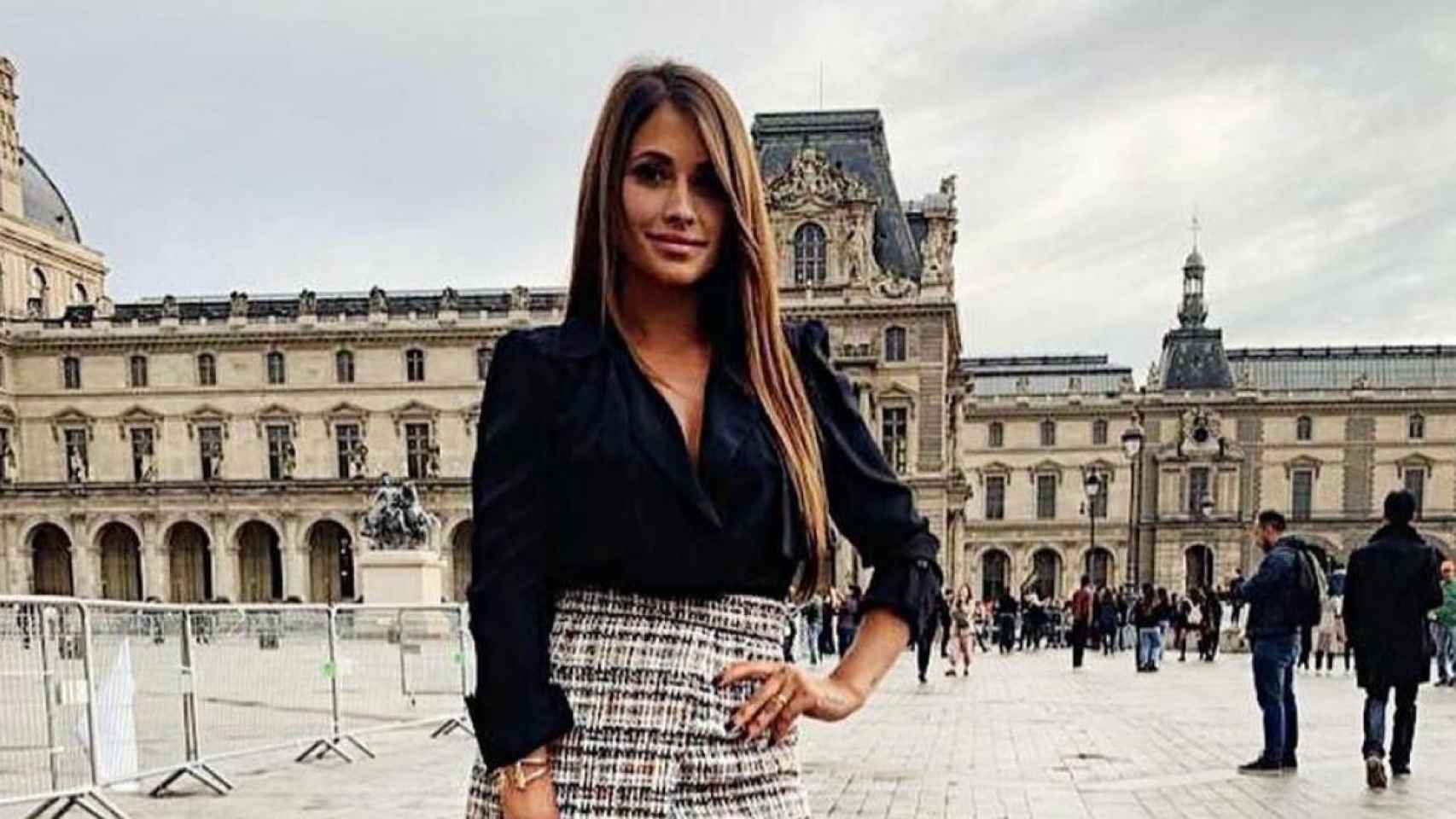 Antonella en París frente al Lovre