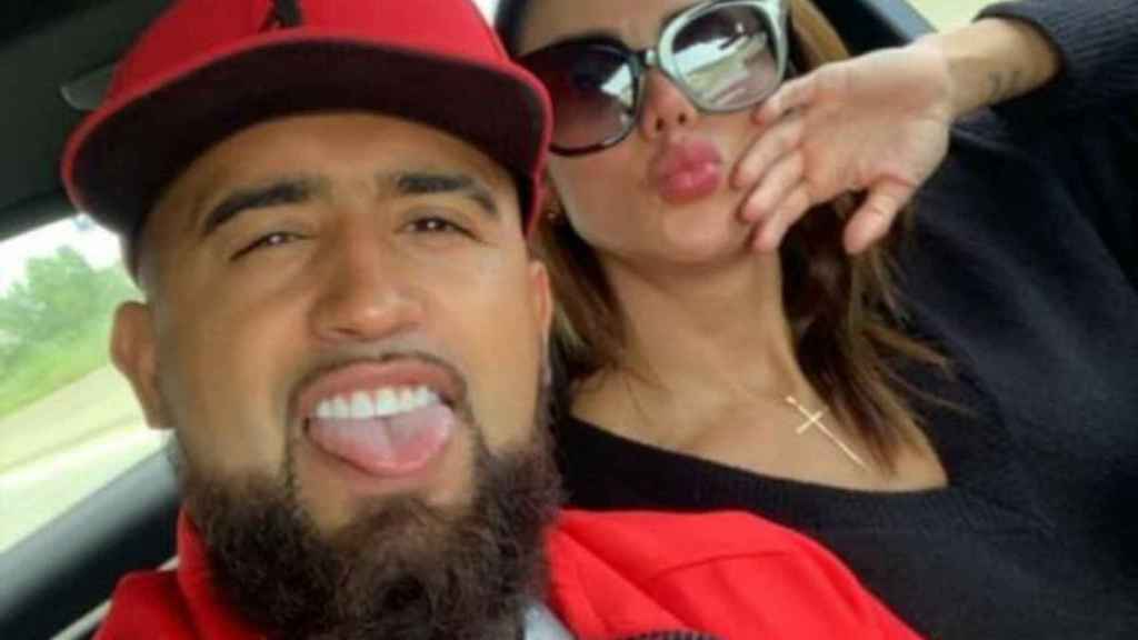 Arturo Vidal y Sonia Isaza en coche