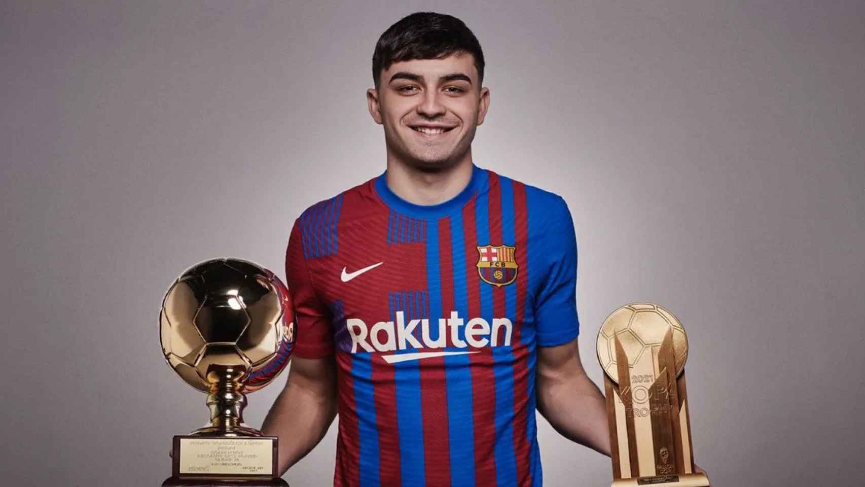 Pedri, sosteniendo el Golden Boy y Trofeo Kopa / FCB