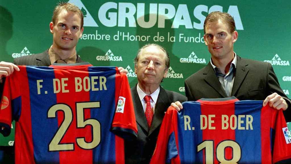 Frank y Ronald de Boer, con el expresidente Núñez, en su presentación como jugadores del Barça / EFE