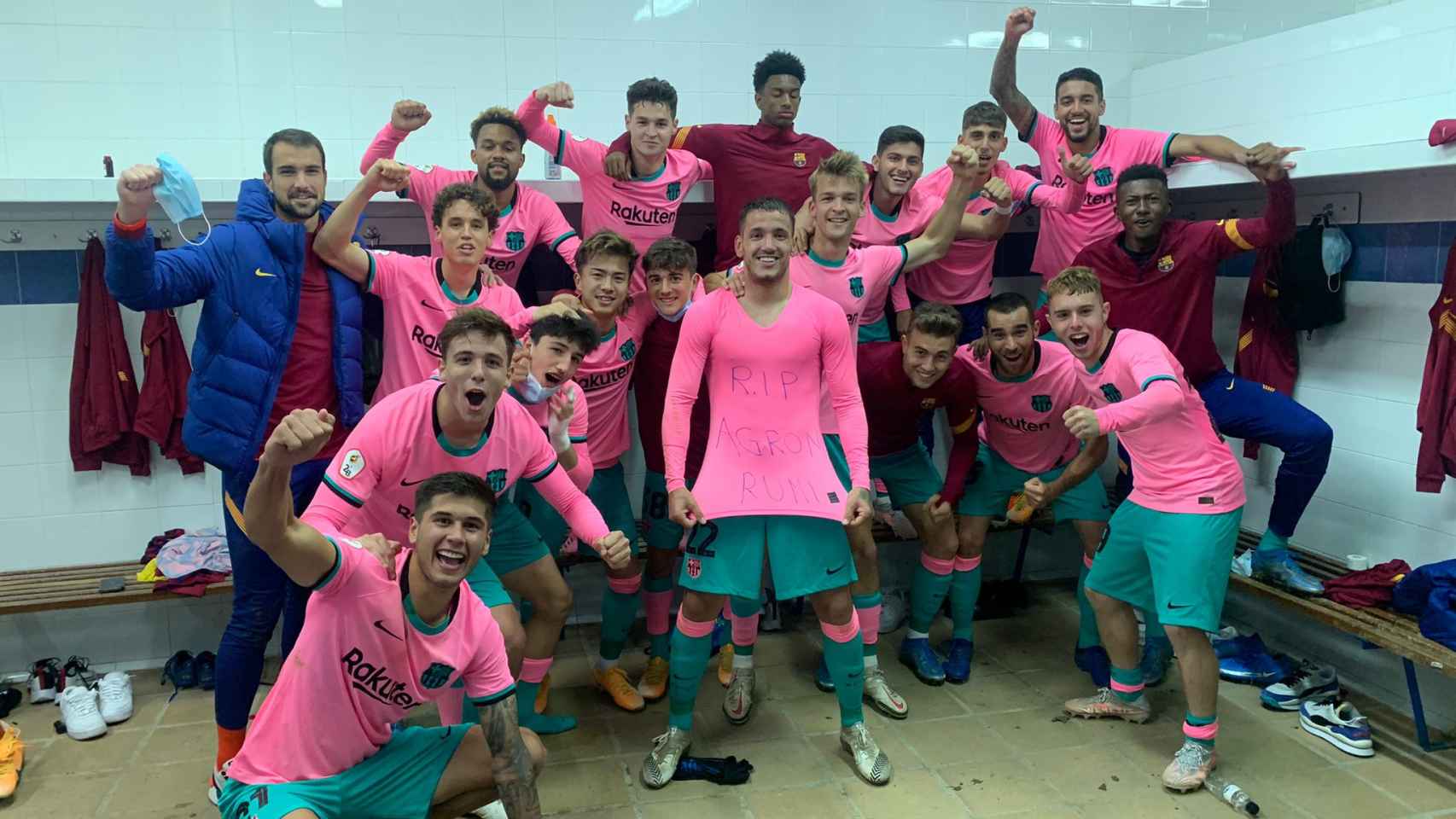 Los jugadores del Barça B celebran la victoria del Alcoyano con dos goles de Konrad de la Fuente / FCB