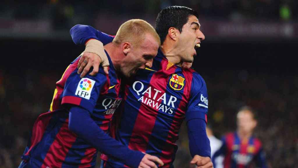 Mathieu y Luis Suárez celebrando un gol con el Barça / EFE