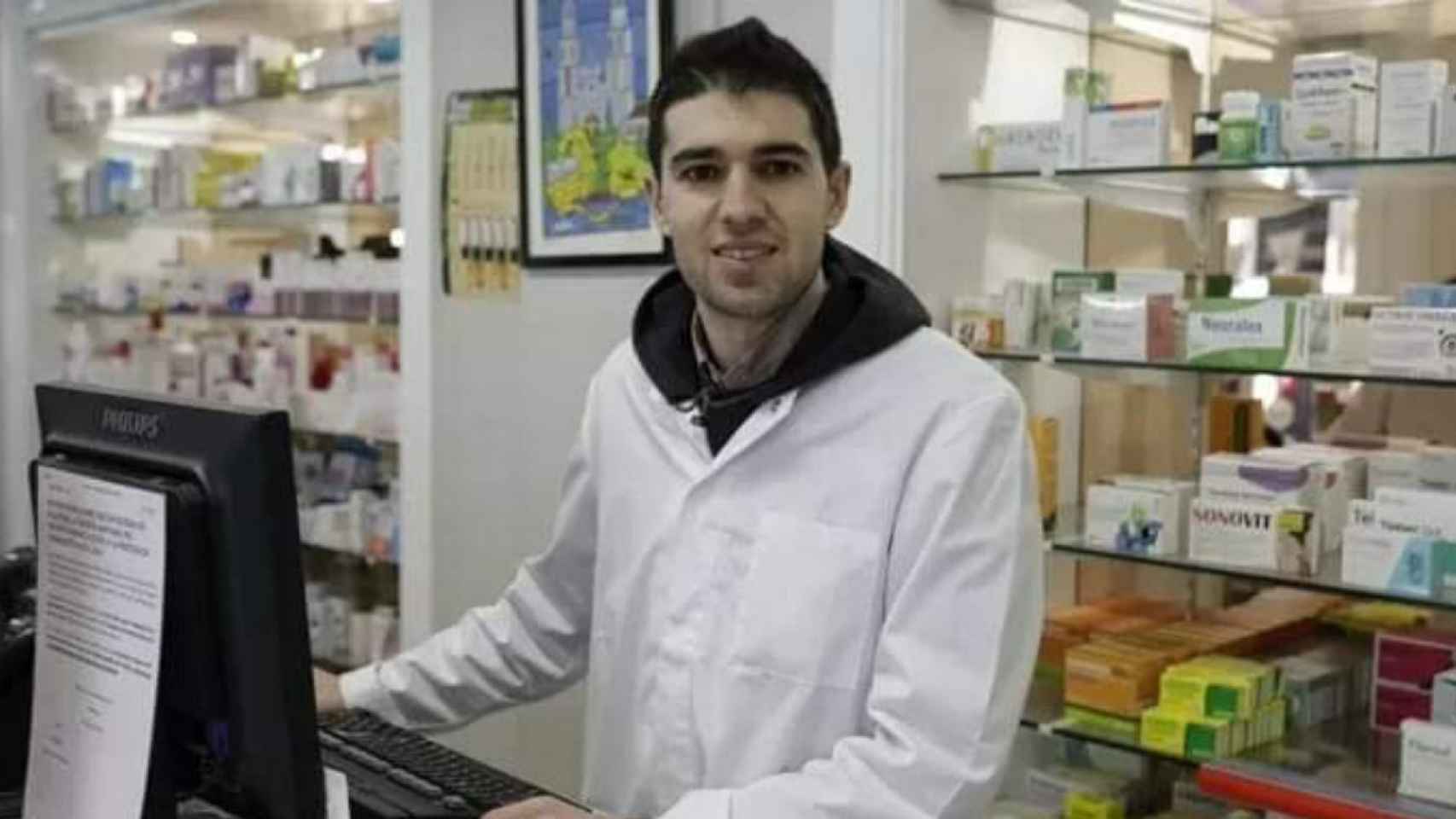 Toni Dovale en la farmacia de su familia / Redes