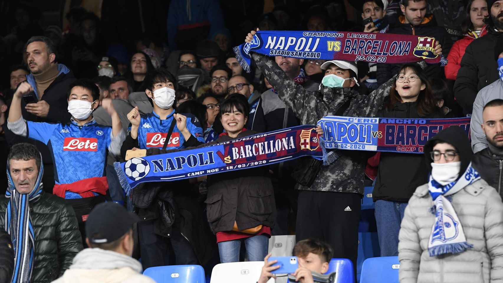 Aficionados con mascarillas en el Nápoles-Barça | EFE