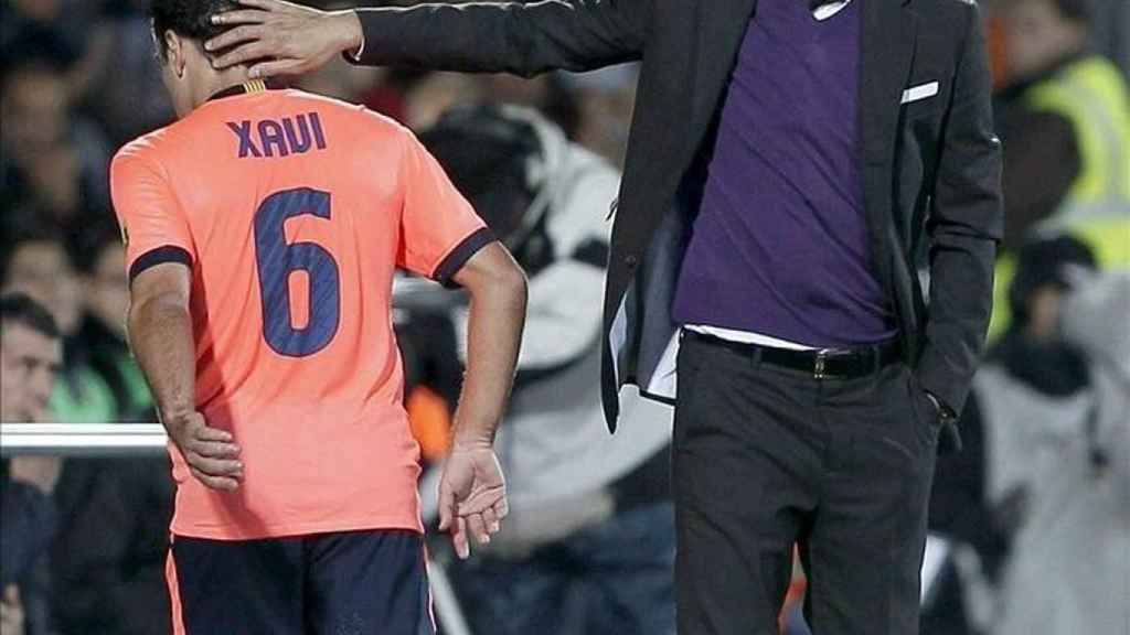 Xavi y Guardiola en un partido del Barça / EFE