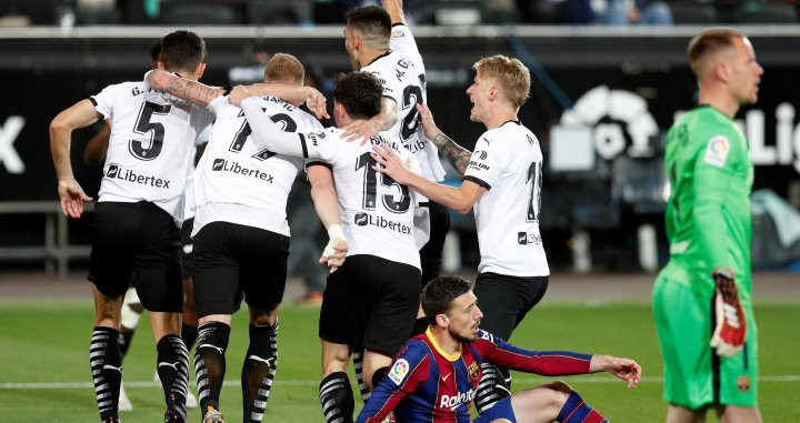 El Valencia celebra el primero de sus goles en Mestalla frente a Lenglet y Ter Stegen / EFE