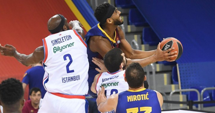 Brandon Davies, en una acción ante Efes | FCB