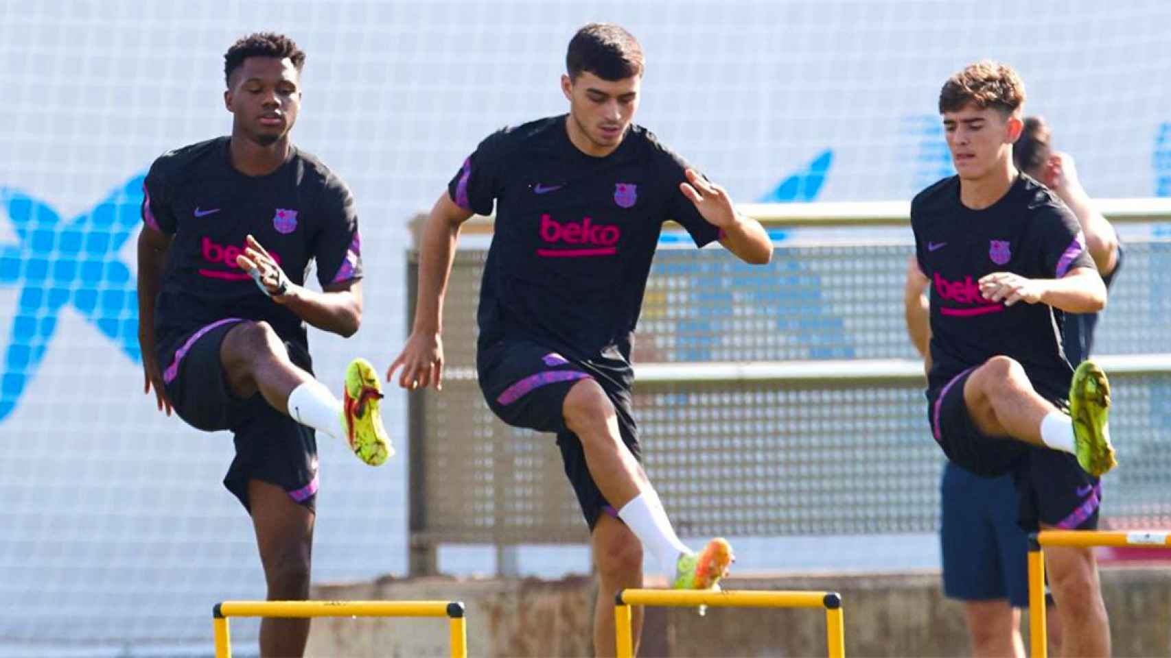 Ansu Fati, Pedri y Gavi durante un entrenamiento / FCB