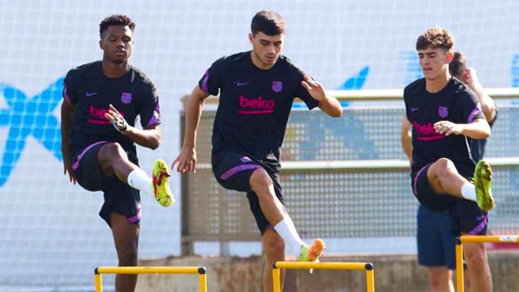 Ansu Fati, Pedri y Gavi durante un entrenamiento / FCB