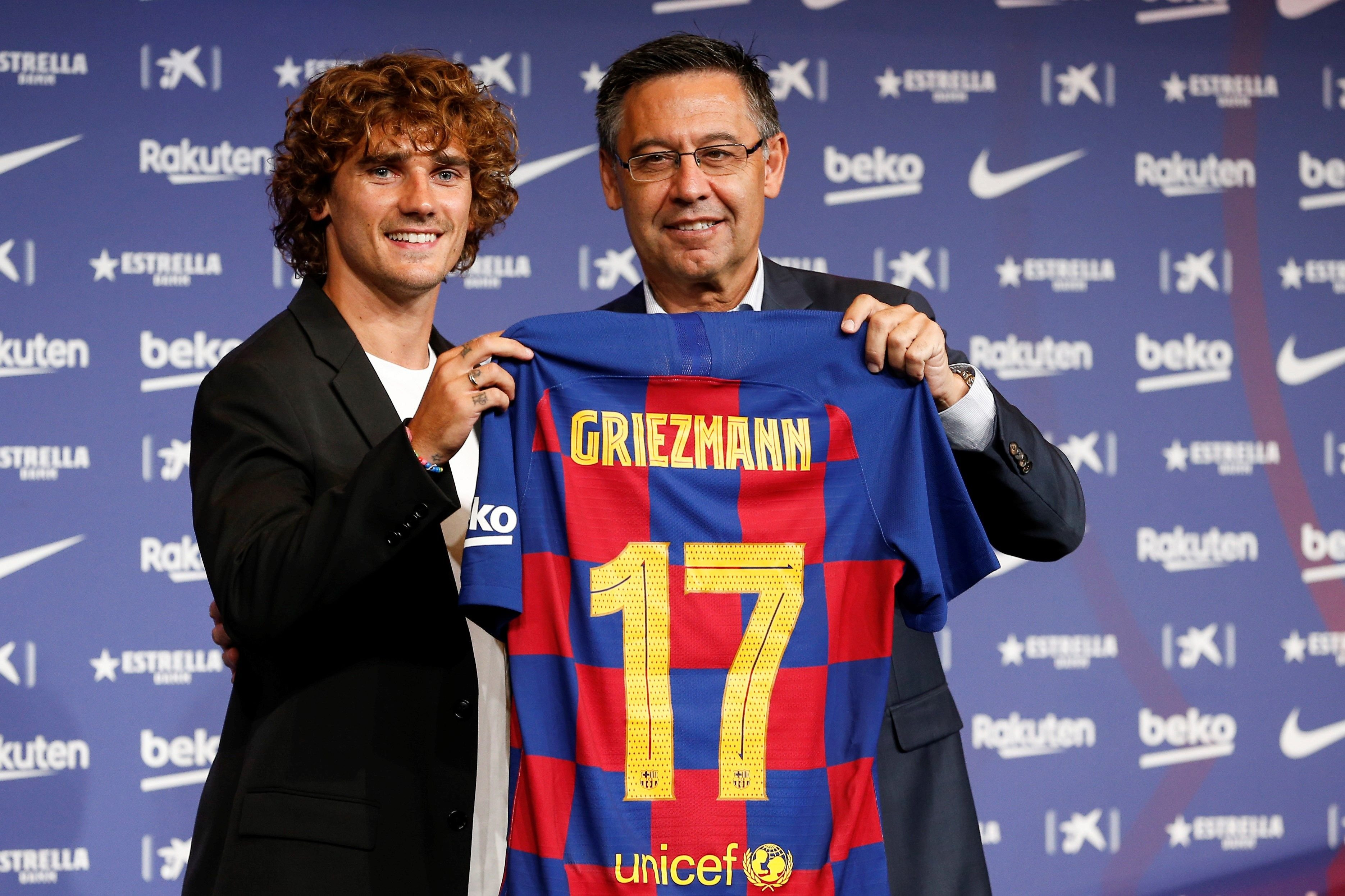 Antoine Griezmann junto a Bartomeu el día de su presentación / EFE