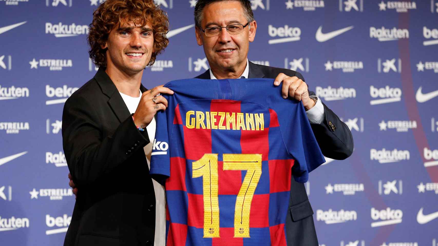 Antoine Griezmann junto a Bartomeu el día de su presentación / EFE